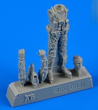 1/48 USN Pilot w/Bag Vietnam War 1965-73 (Standing, no helmet)