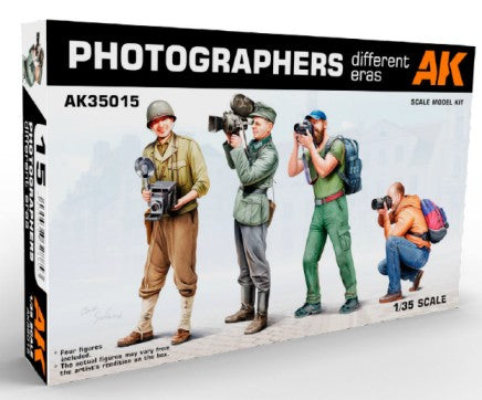 1/35 Photographers Different Eras (4) (Plastic Kit)