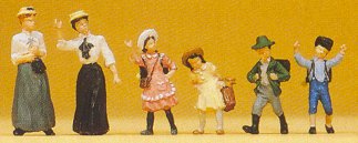 HO 1900 Era Women (2) & Children (4)