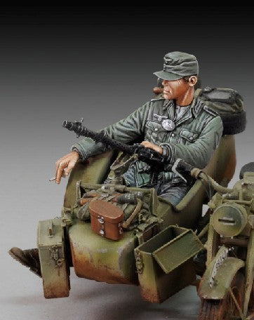 1/35 WWII German Infantry Cigarette Break Sitting (Resin)