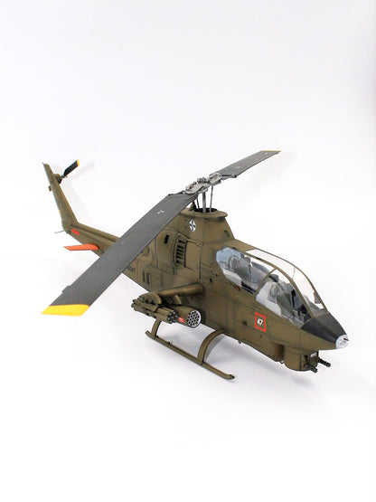 Plastic Military Helicopter AH-1G Cobra (Early Production), US Attack Helicopter Model - Scale 1:32