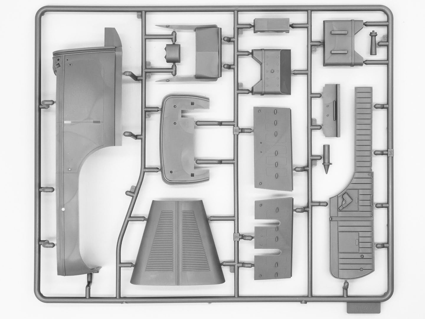 Type G4 with MG 34 and German Staff Personnel - Plastic Military Model Kit - Scale 1:24