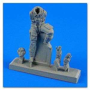 1/32 WWII German Luftwaffe BF109 Late Version Pilot (Climbing pose)