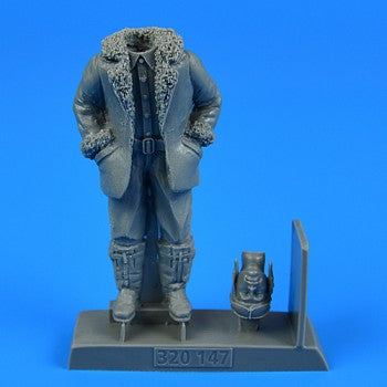 1/32 WWI German/Austro-Hungarian Pilot Winter Dress (Standing, w/Hands in Coat Pockets)