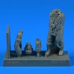 1/32 WWII RAF Bomber Pilot w/Parachute