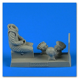 1/35 WWII German Submarine Kriegsmarine Crew #2 (Sitting, Arms Bent) (D)