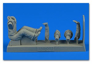 1/35 WWII German Submarine Kriegsmarine Sailor #4 (Sitting, Arms Down)