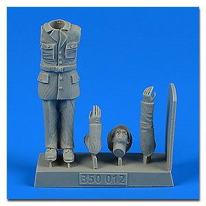 1/35 WWII German Submarine Kriegsmarine Ceremony Officer #2 (Saluting)