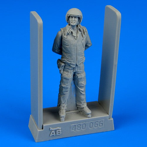 1/48 Soviet AF Fighter Pilot (Standing, arms behind)