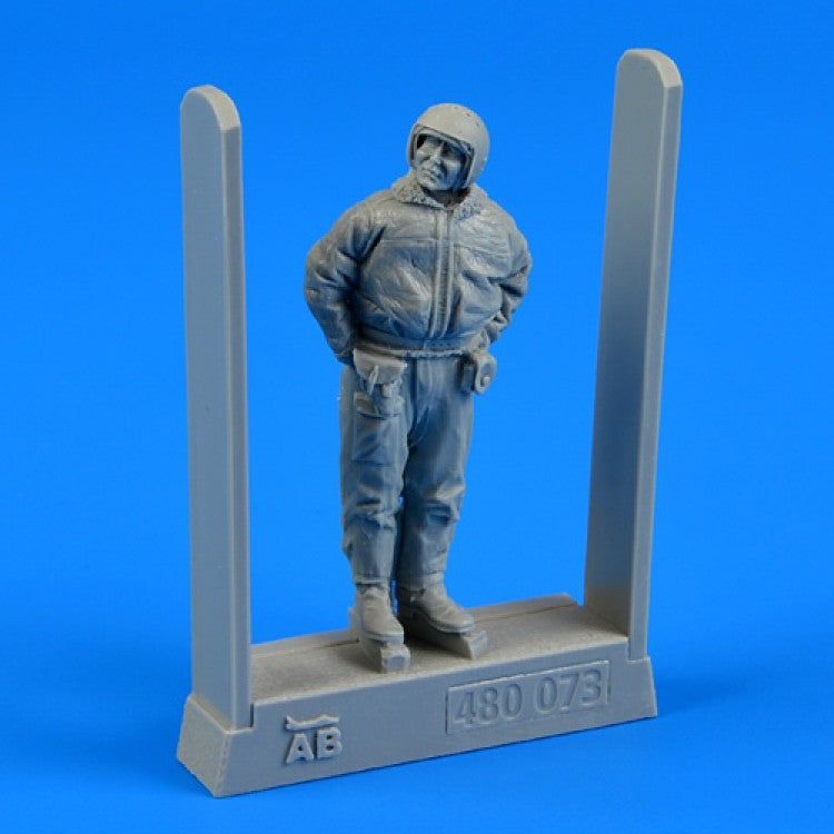 1/48 Soviet Air Force Fighter Pilot Winter Suit (Standing, arms behind) (D)