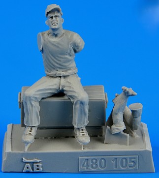 1/48 WWII US Army Aircraft Mechanic #1 Pacific Theatre (Sitting, drinking from bottle)