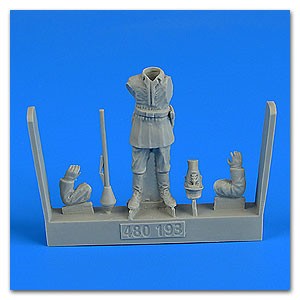 1/48 WWII German Infantry (Standing w/Panzerfaust) (D)