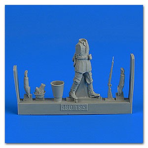 1/48 WWII German Infantry #2 (Walking w/Rifle & Bucket)