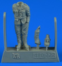 1/48 WWI French Pilot #2 (Standing, 1 Hand in Pocket other holding out to side)