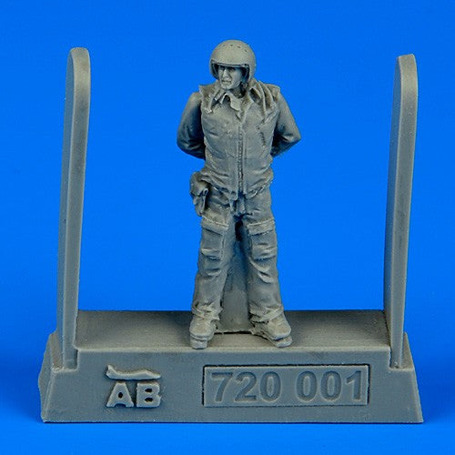 1/72 Soviet Air Force Fighter Pilot (Standing, arms behind)