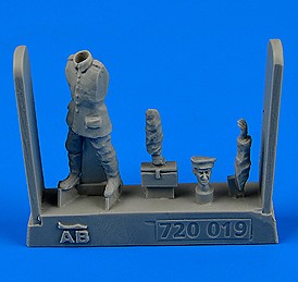 1/72 WWI German & Austro-Hungarian Aircraft Mechanic 1914-18 (Carrying Tool Box)