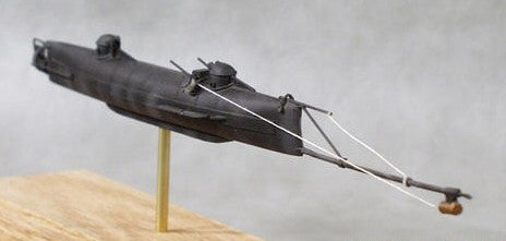 1/72 H.L. Hunley Confederate Submarine (11-1/2"L)