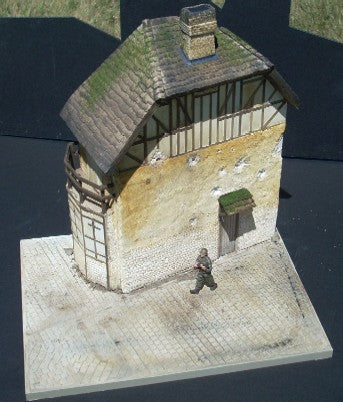 1/35 Juno 2-Story Beach House w/Base (8"x10.5")