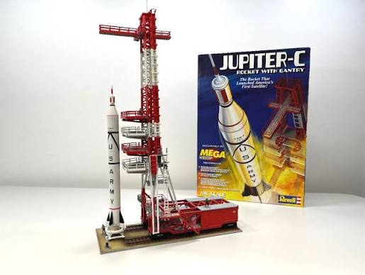Revell 1:110 Jupiter-C Rocket w/Gantry Tower & Crew Model Kit RMX3706-NEW