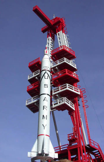 Revell 1:110 Jupiter-C Rocket w/Gantry Tower & Crew Model Kit RMX3706-NEW
