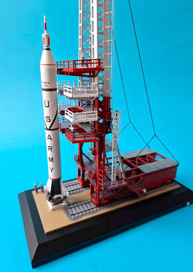 Revell 1:110 Jupiter-C Rocket w/Gantry Tower & Crew Model Kit RMX3706-NEW