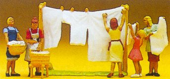 HO Women Hanging Laundry (5)