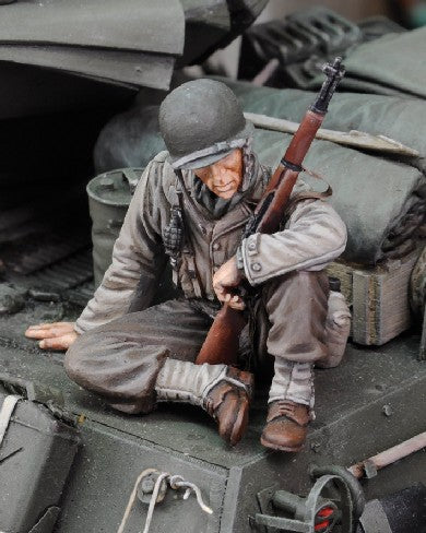 1/35 WWII US Infantry at Rest Sitting w/Rifle (Resin)