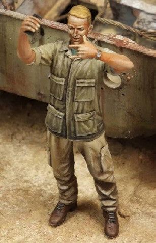 1/35 Soldier Taking Selfie Photo (Resin) (D)